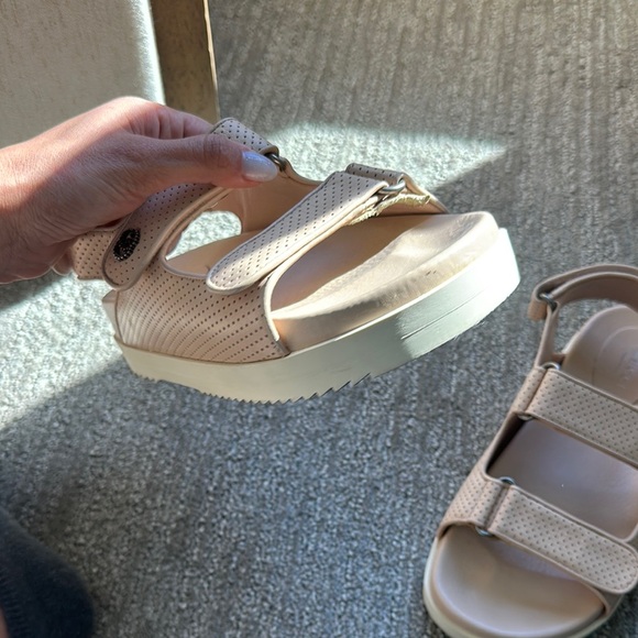 Gucci Cream Sandals with Adjustable Straps - Picture 6 of 12